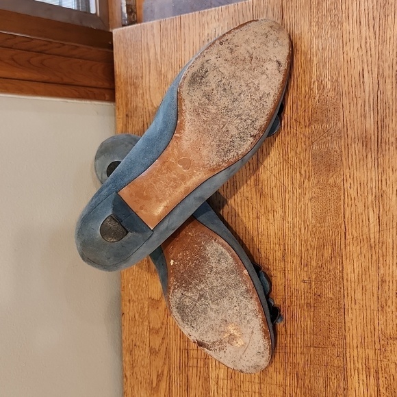 Moschino Cheap and Chic Blue Suede Kitten Heel w/ Floral Detail Size 7.5 - Picture 8 of 10